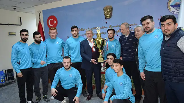 Kulu'da şampiyon takımın sporcuları Belediye Başkanı Ünver'i ziyaret etti

