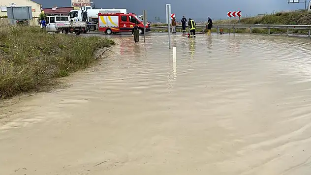 Kulu'da şiddetli yağmur su taşkınlarına neden oldu! Alt geçitte zor anlar yaşandı
