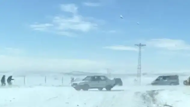 Kulu'da tipi ulaşımı zorlaştırıyor! Araçlar yolda mahsur kaldı