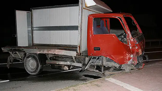 Kulu'da Tır ile Kamyonet Çarpıştı : 1 Yaralı