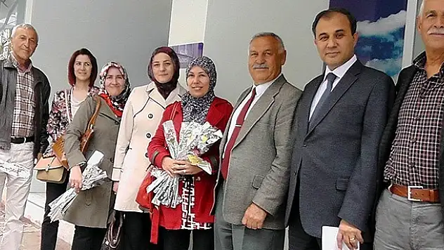 Kulu'da yardımlaşma derneği annelere gül dağıttı