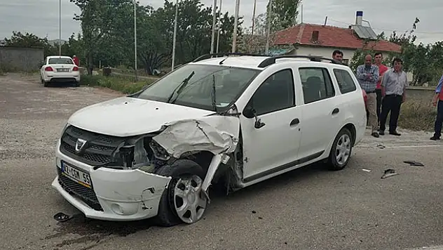 Kulu otomobiller çarpıştı: 2 yaralı