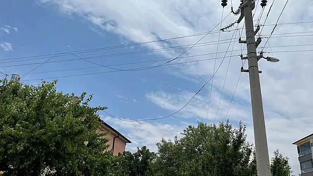 Kulu'da aşırı rüzgardan elektrik teli koptu, mahalle elektriksiz kaldı