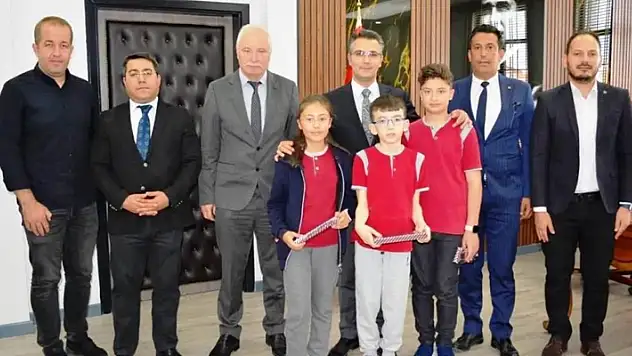 Kulu'da bursluluk sınavında birinci olan öğrenciler ödüllendirildi
