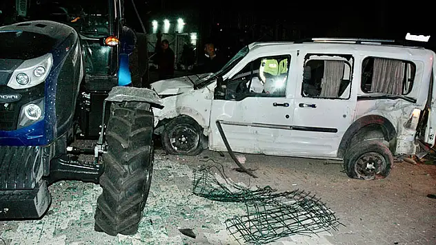 Kulu'da hafif ticari aracın yoldan çıkıp traktöre çarptığı kaza kamerada: 1 ölü