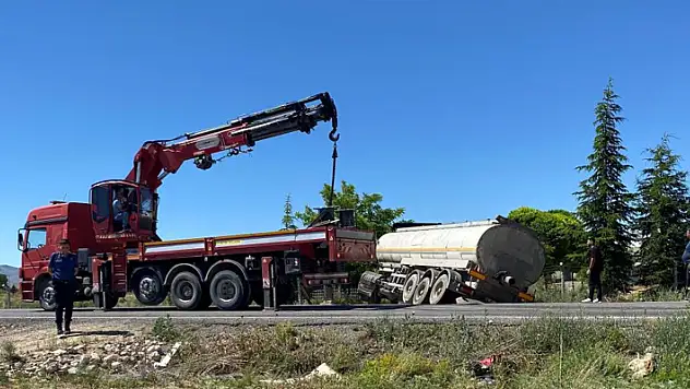 Kulu'da kontrolden çıkan tır şarampole indi
