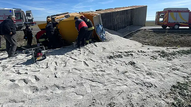 Kulu'da kum yüklü kamyon devrildi
