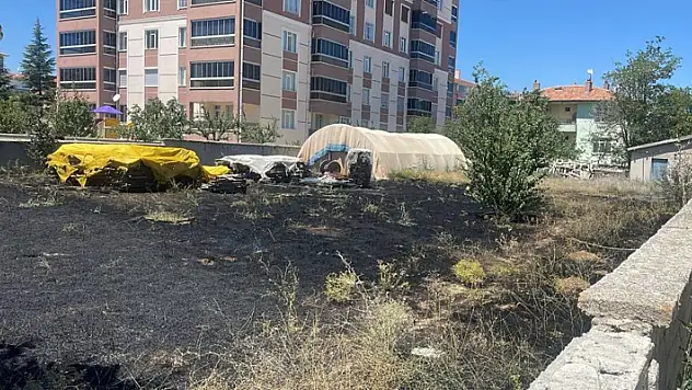 Kulu'da kuru ot yangını bahçedeki malzemelere zarar verdi
