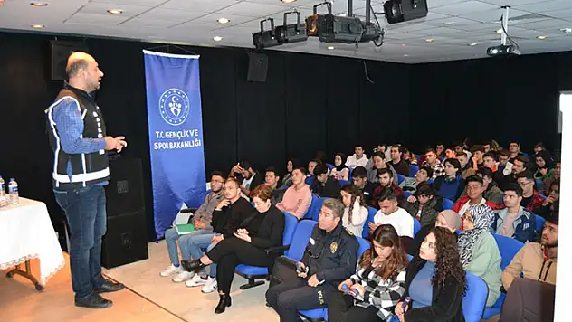 Kulu'da öğrencilere uyuşturucuyla mücadele semineri
