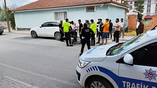 Kulu'da park halindeki cipe çarpan motosikletli yaralandı