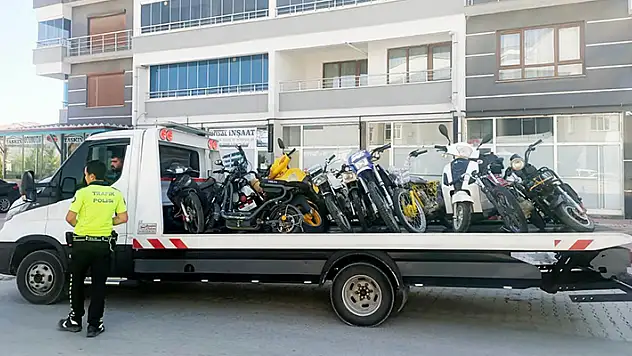 Kulu'da plakasız, ruhsatsız ve belgesiz motosikletler toplanıyor
