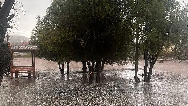 Kulu'da şiddetli dolu ve yağmur yağışı