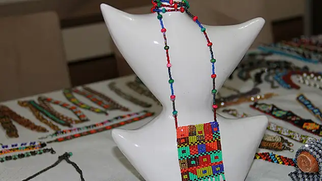 Kum boncuk işlemeciliği sanatı Seydişehir'de hayat buluyor