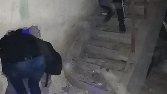Kumar oynamak için bunu da yaptılar! Konya'da duvardan açılan gizli bölme polise takıldı