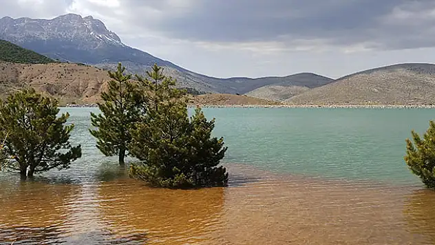 Küpe Dağı'nın kar suları ile oluşan Baraj Gölü görenleri büyülüyor