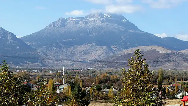 Küpe Dağı zirvesine mevsimin ilk karı düştü