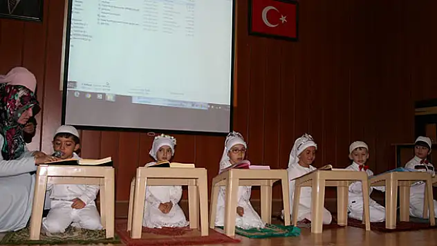 Kur'an eğitimi alan çocukların mezuniyet sevinci