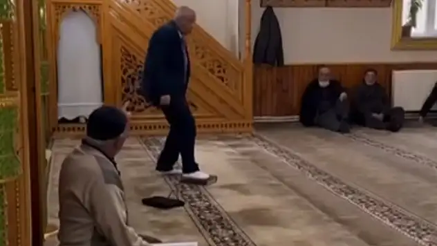 Kur'an-ı Kerim'i 3 kez kez öptükten sonra ayağı ile basan başkan adayı gözaltına alındı

