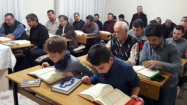 Kur'an-ı Kerim'i akşam kursunda ücretsiz öğreniyorlar