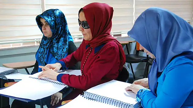 Kur'an-ı Kerim'i 'parmak uçlarıyla' öğreniyorlar