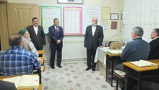 Kur'an-ı Kerim okumayı öğrenmek için akşam kursunda buluşuyorlar