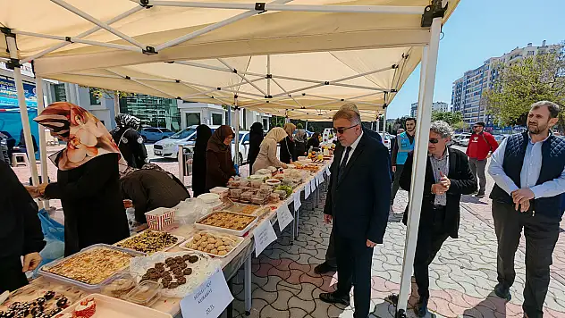 Kur'an kursu öğrenciler için hayır çarşısı kuruldu