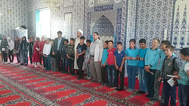 Kur'an kursunu bitirenlere belgeleri verildi