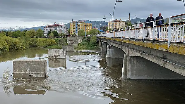 Kura Nehri taştı Ardahan Ovası göle döndü
