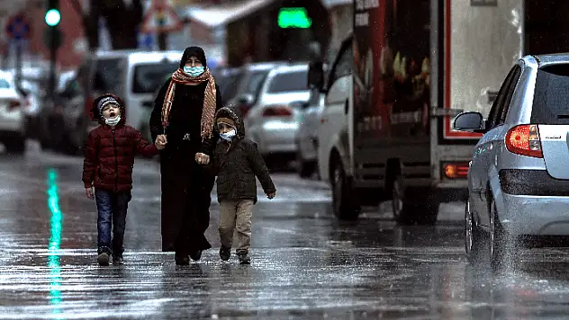 Kurak bir yıl geçiren Konya'da karla karışık yağmur sevinçle karşılandı