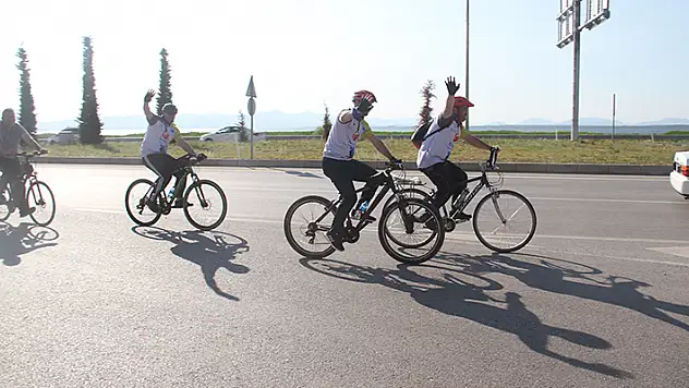 Kuraklığa dikkat çekmek için Beyşehir Gölü kenarında pedal çevirdiler