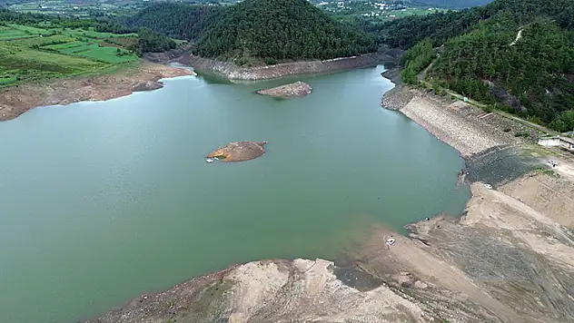 Kuraklığın vurduğu Yayladağı Barajı'nda metrelerce çekilme yaşandı
