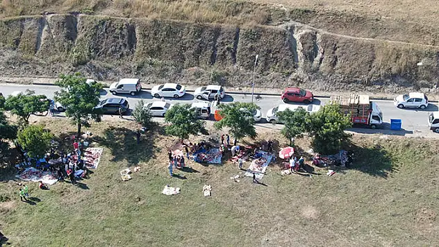 Kuralları hiçe saydılar! Ormanlık alanlar ile yol kenarlarında kurban kestiler
