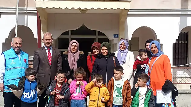 Kuran Kursu öğrencileri kumbaradaki harçlıklarını depremzede ailelere bağışladı
