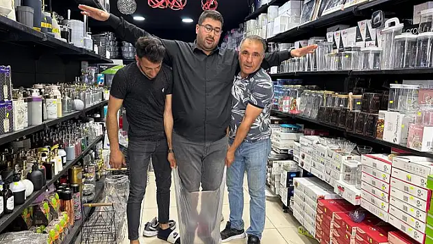 Kurban eti taşımak için kullanılan poşetlerin sağlamlığını insan taşıyarak test etti
