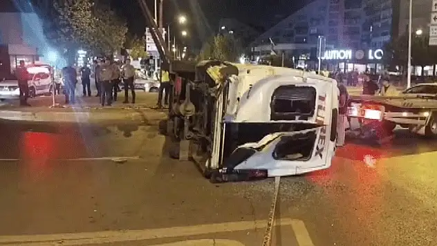 Sultanbeyli'de otomobil ile minibüs çarpıştı: 10 yaralı