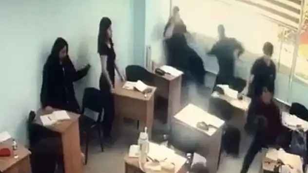 Kurs merkezinde dehşet anları kamerada: Sınıfa girip öğrenciye saldırdı