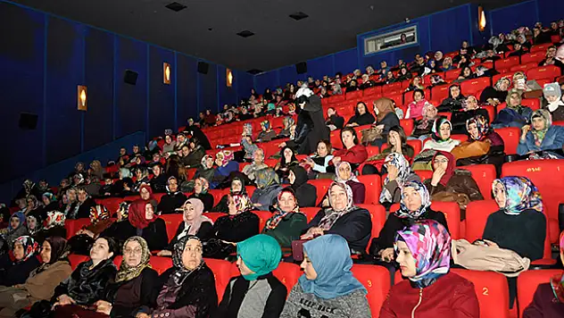 Kursiyerler Düğün Dernek 2 filmini izledi