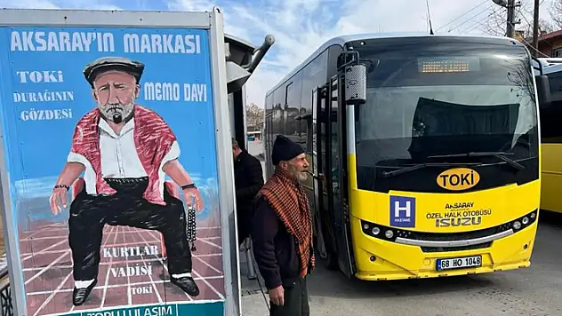 Kurt gibi uluyup otobüs seferlerini yönlendiriyor
