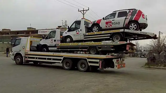Kurtarıcının üzerine 3 araç birden sığdırdı