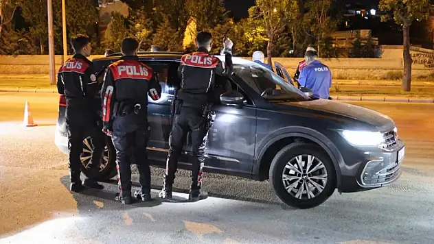 Kurusıkı tabancayla yakalandı, polis otosundaki yeri beğenmedi: 'Arkaya gerek var mı?'
