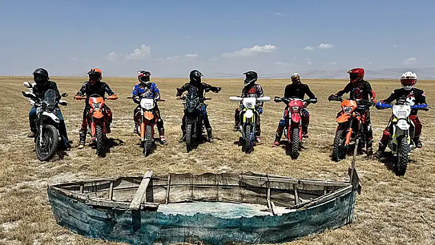 Kuruyan Akşehir Gölü'nden motosikletlerle geçtiler