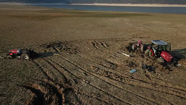 Kuruyan baraj gölüne pikniğe gelenlerin araçları çamura saplandı
