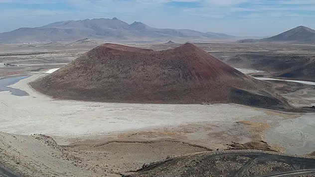Kuruyan Meke Gölü çöle benzeyen görüntüsüyle ziyaretçilerini hayal kırıklığına uğratıyor