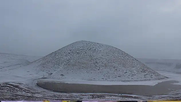 Kuruyan Meke Gölü'ne kar yağdı