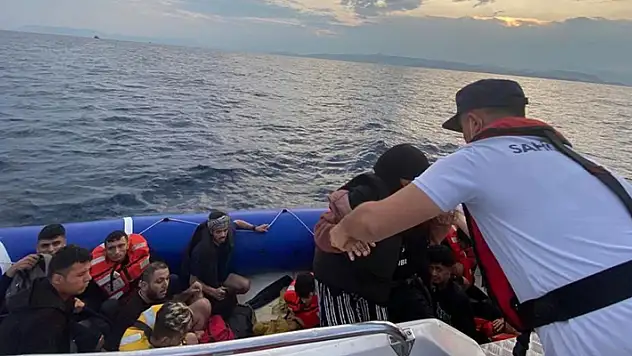 Kuşadası açıklarında 25 düzensiz göçmen yakalandı
