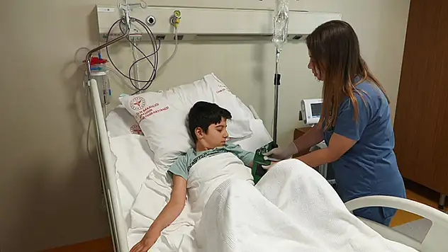 Kusma şikayetiyle hastaneye götürülen 9 yaşındaki Harun'un bağırsağından 13 mıknatıs çıkarıldı

