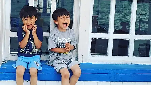 Kusmuğu nefes borusuna kaçan Ulaş öldü, geriye ikizi ile çekilen fotoğrafları kaldı
