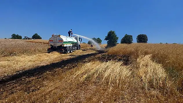 Kütahya'da biçerdöverde çıkan yangın 7 dönümlük tarlayı kül etti

