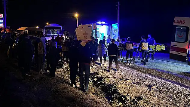 Kütahya'da işçi servisi ile otomobil çarpıştı: 10 yaralı
