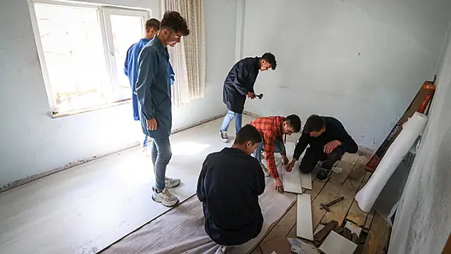 Kütahya'da meslek liseli öğrenciler ihtiyaç sahiplerinin evlerini yeniliyor
